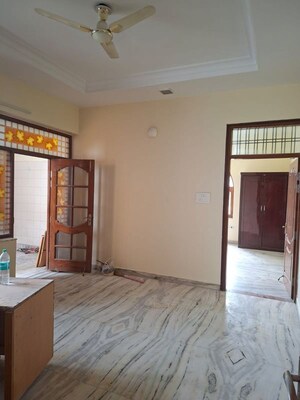 Room in 3 BHK Builder Floor at Viraj Khand – for Rent