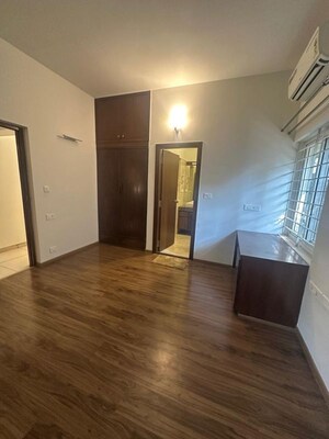 Room in 4 BHK Villa at Lavelle Road – for Rent