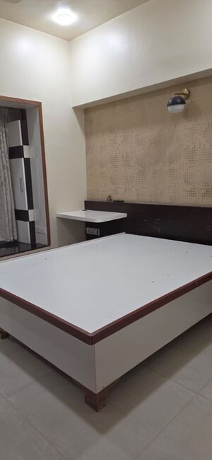 Room in 3 BHK Apartment at Kumar Peninsula, Baner – for Rent