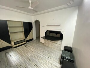 Team Area in 1 BHK Apartment at Maniyar Apartment, Tardeo – for Rent