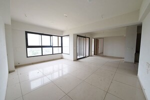 Room in 4 BHK Apartment at Shela – for Sale