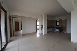Room in 4 BHK Apartment at Shela – for Sale
