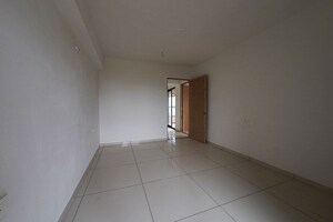 Room in 4 BHK Apartment at Shela – for Sale