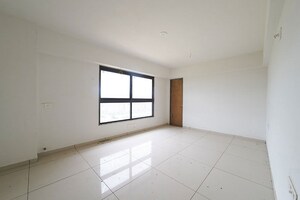 Room in 4 BHK Apartment at Shela – for Sale