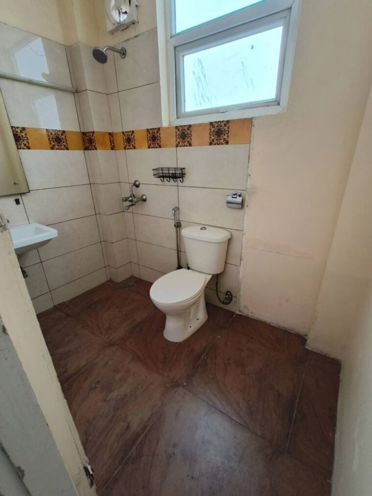 Bathroom, east of kailash 1 RK 600 Sq.Ft. Builder Floor In East Of Kailash Delhi 10653911