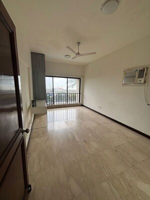 Room in 3 BHK Apartment at Sterling Seaface, Worli – for Rent