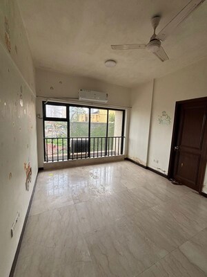 Room in 3 BHK Apartment at Sterling Seaface, Worli – for Rent
