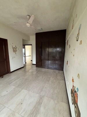 Room in 3 BHK Apartment at Sterling Seaface, Worli – for Rent