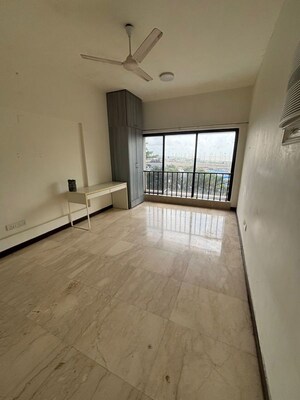 Room in 3 BHK Apartment at Sterling Seaface, Worli – for Rent