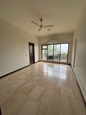Room in 3 BHK Apartment at Sterling Seaface, Worli – for Rent