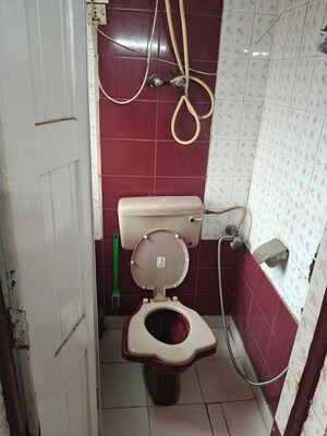 Bathroom in 2.5 BHK Apartment at Mayur Vihar – for Rent