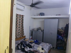 Room in 2.5 BHK Apartment at Mayur Vihar – for Rent
