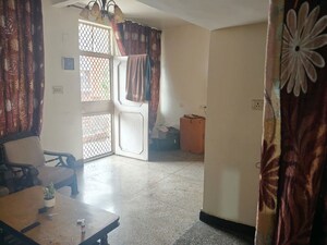 Living Room in 2.5 BHK Apartment at Mayur Vihar – for Rent