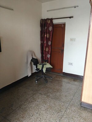 Room in 2.5 BHK Apartment at Mayur Vihar – for Rent