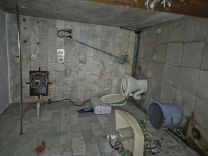 Bathroom in 1 RK Apartment at Mayur Vihar – for Rent