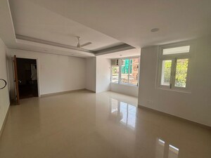 Room in 2.5 BHK Apartment at Dariya Mahal, Malabar Hill – for Rent