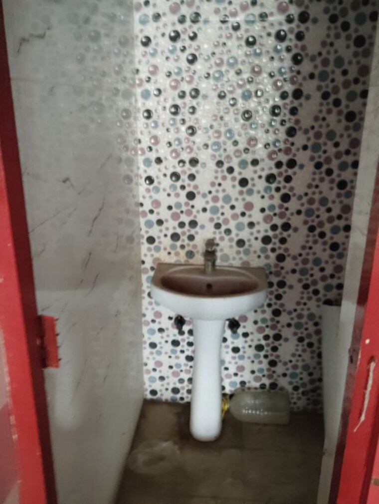 Bathroom, silver-height Commercial Shop 600 Sq.Ft. In Mahanagar Lucknow 10654341