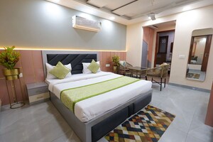 Bedroom in 1 BHK Builder Floor at Dlf Phase ii – for Rent