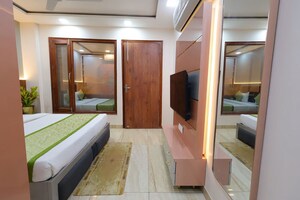 Bedroom in 1 BHK Builder Floor at Dlf Phase ii – for Rent
