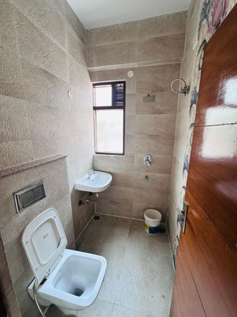 Bathroom, highland-park-chandigarh 3 Bedroom 1855 Sq.Ft. Apartment In Bhabat Zirakpur 10654764
