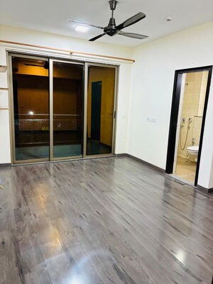 Room in 3.5 BHK Apartment at Tata Primanti-Tower Residences, Sector 72 – for Rent