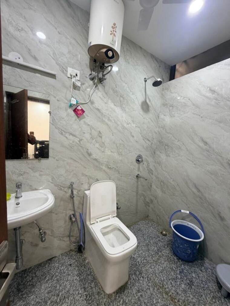 Bathroom, malviya nagar 1 Bedroom 608 Sq.Ft. Builder Floor In Malviya Nagar Delhi 10654961
