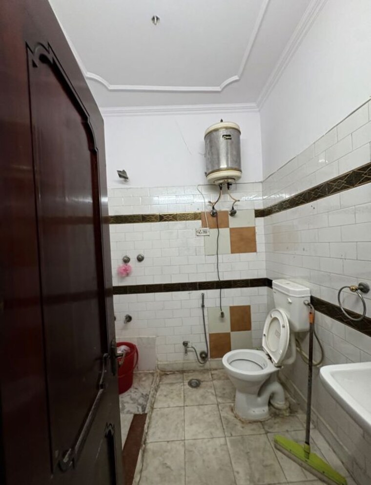 Bathroom, rajouri garden 3 Bedroom 160 Sq.Yd. Builder Floor In Rajouri Garden Delhi 10654967