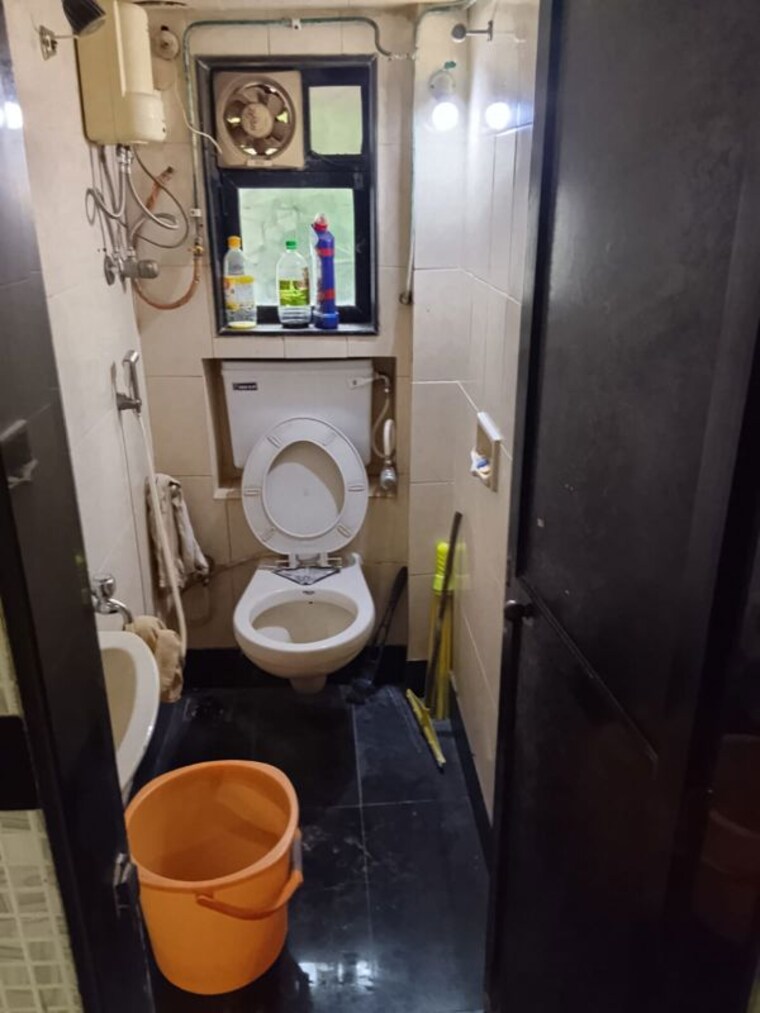 Bathroom, jal-darshan-chs-borivali 2 Bedroom 850 Sq.Ft. Apartment In Borivali West Mumbai 10654998