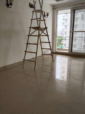 Room in 2.5 BHK Apartment at Mahagun Mirabella, Sector 79 – for Rent