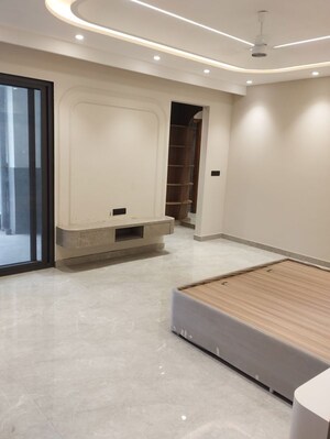 Room in 4 BHK Builder Floor at Parklands, Sector 85 – for Sale