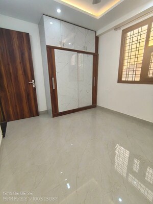 Room in 3 BHK Builder Floor at Sector 14 – for Rent
