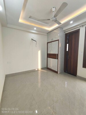 Room in 3 BHK Builder Floor at Sector 14 – for Rent