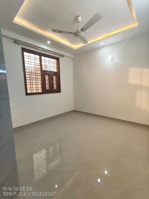Room in 3 BHK Builder Floor at Sector 14 – for Rent