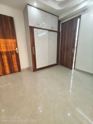 Room in 3 BHK Builder Floor at Sector 14 – for Rent
