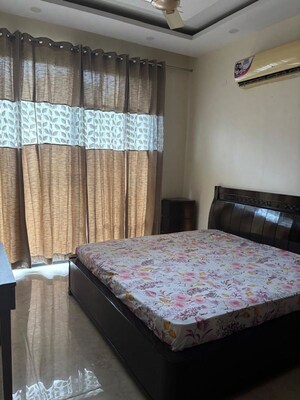 Bedroom in 3 BHK Builder Floor at Sector 14 – for Rent