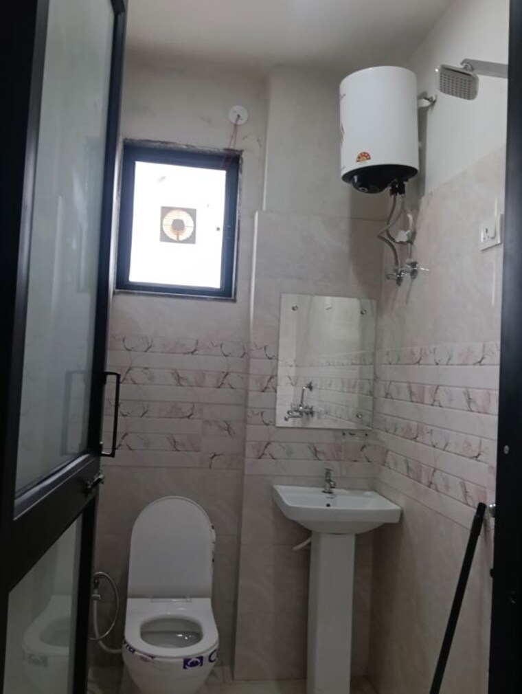 Bathroom, sector 14 1 Bedroom 700 Sq.Ft. Builder Floor In Sector 14 Gurgaon 10655077