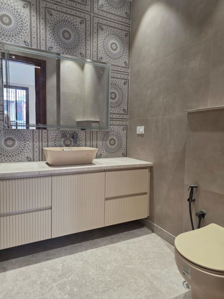Bathroom, greater kailash ii 4 Bedroom 300 Sq.Yd. Builder Floor In Greater Kailash ii Delhi 10655090