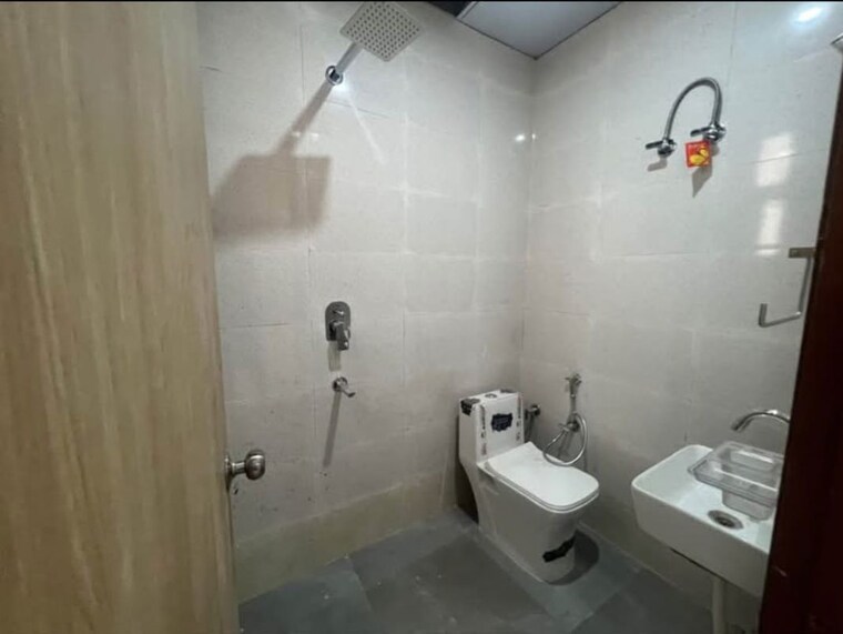 Bathroom, sector 15 3 Bedroom 2000 Sq.Ft. Builder Floor In Sector 15 Gurgaon 10655094