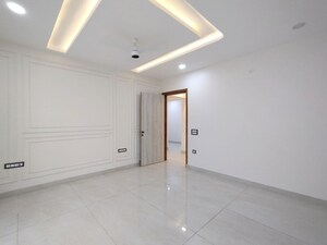 Room in 4 BHK Apartment at Shanti Kunj – for Rent