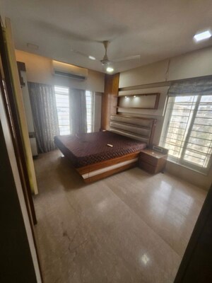 Room in 3 BHK Apartment at Khar West – for Rent