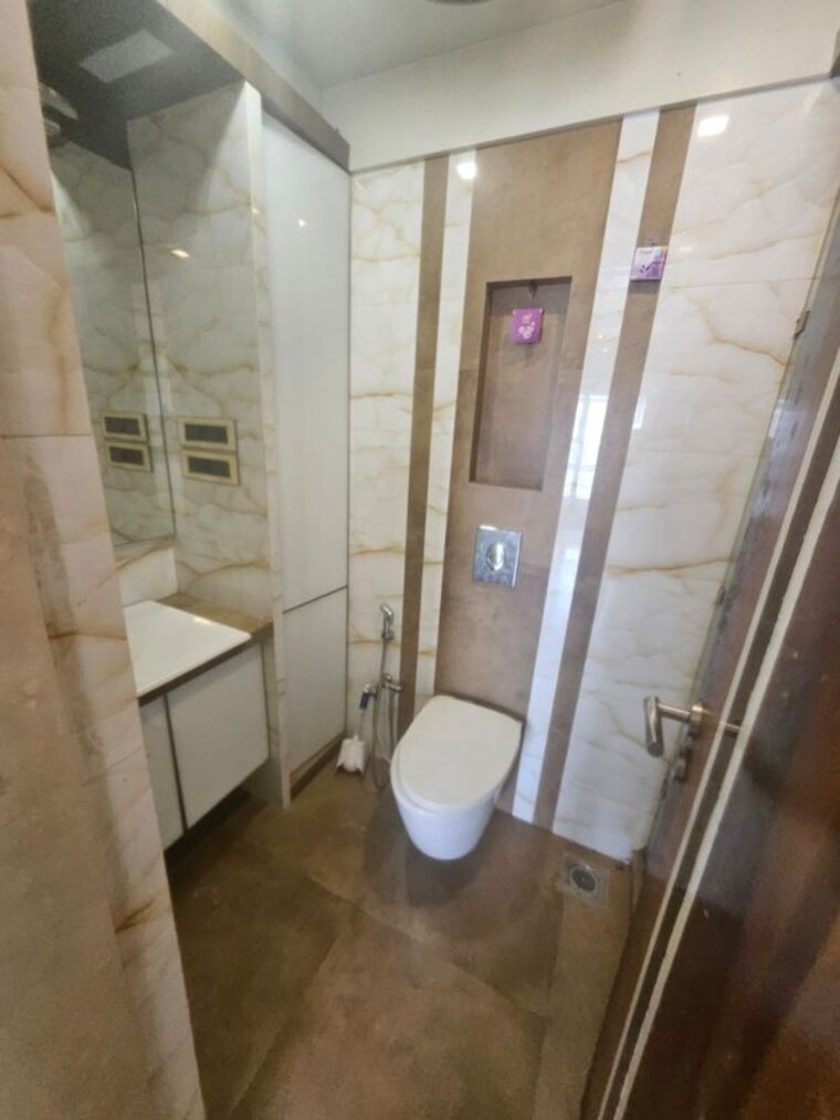 Bathroom, khar west 3 Bedroom 840 Sq.Ft. Apartment In Khar West Mumbai 10655339
