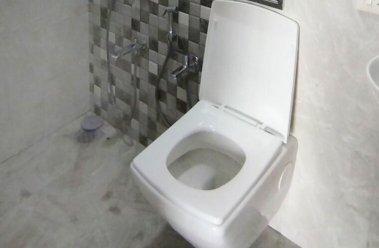 Bathroom, mulund west Pg For Boys In Mulund West 10655377