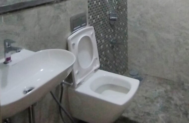 Bathroom, mulund west Pg For Boys In Mulund West 10655377