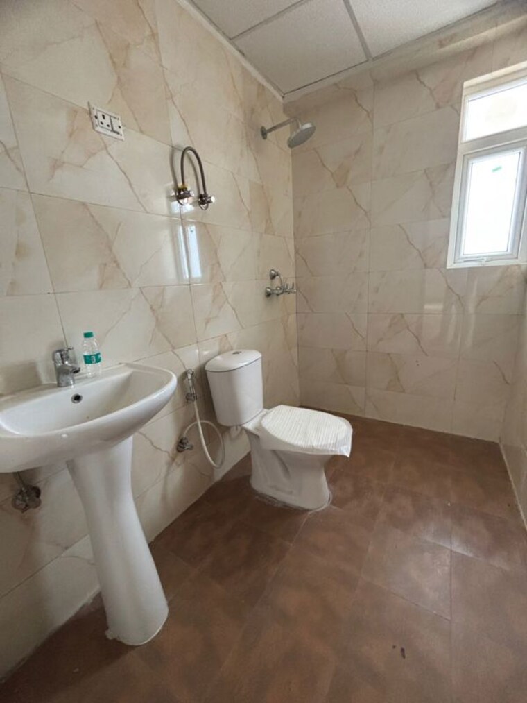 Bathroom, omaxe-palm-greens 3 Bedroom 1700 Sq.Ft. Apartment In Mu Greater Noida Greater Noida 10655376