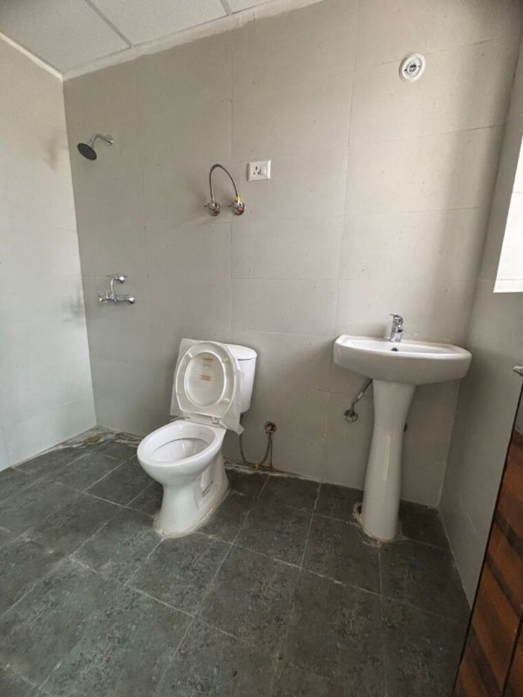 Bathroom, omaxe-palm-greens 3 Bedroom 1700 Sq.Ft. Apartment In Mu Greater Noida Greater Noida 10655376