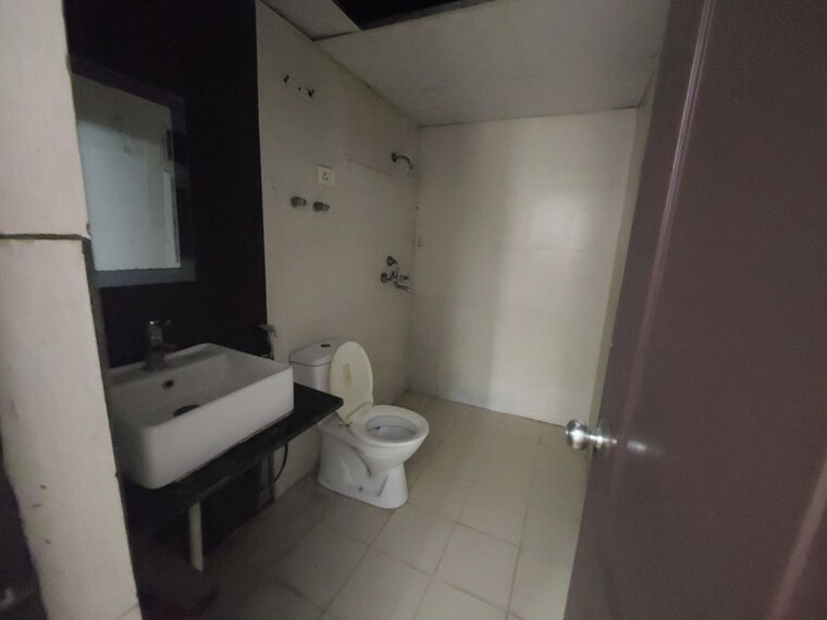 Bathroom, saviour-park 2.5 Bedroom 1285 Sq.Ft. Apartment In Mohan Nagar Ghaziabad 10655373