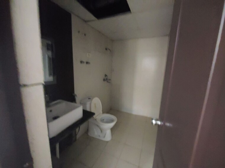 Bathroom, saviour-park 2.5 Bedroom 1285 Sq.Ft. Apartment In Mohan Nagar Ghaziabad 10655373