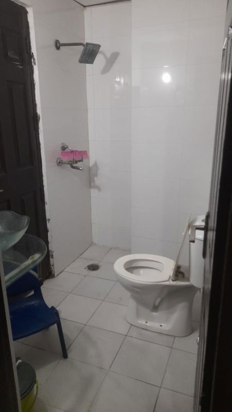 Bathroom, saviour-greenisle 3.5 Bedroom 1700 Sq.Ft. Apartment In Sain Vihar Ghaziabad 10655379