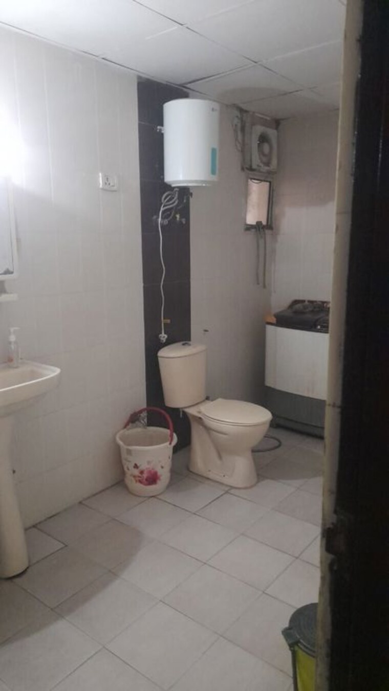 Bathroom, saviour-greenisle 3.5 Bedroom 1700 Sq.Ft. Apartment In Sain Vihar Ghaziabad 10655379