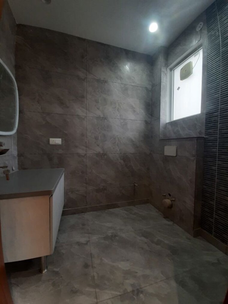 Bathroom, paschim vihar 3 Bedroom 200 Sq.Yd. Builder Floor In Paschim Vihar Delhi 10655399